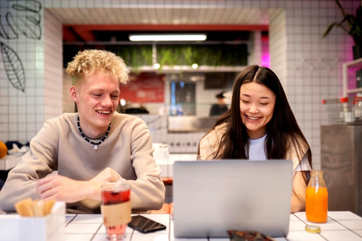 Arbeitsumgebung mit Laptop und Dokumenten zur On-Page-Optimierung